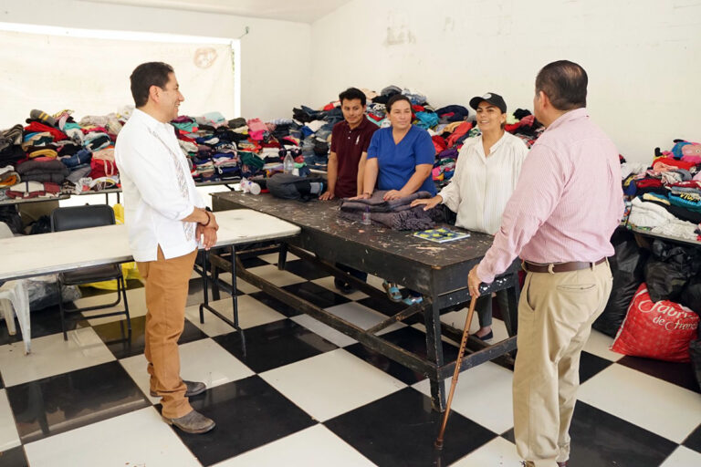 Representante de Bienestar visita el Centro de Acopio de víveres para damnificados en Juárez