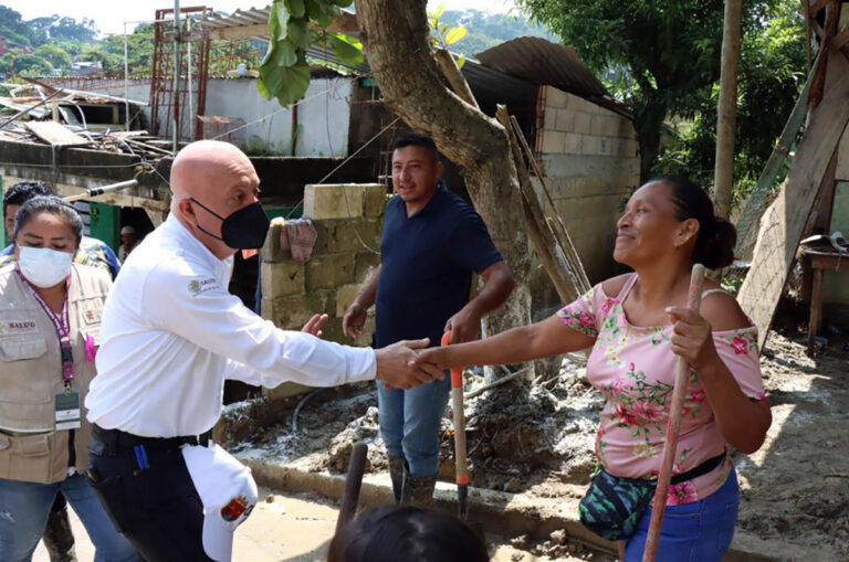 Dr. Pepe Cruz recorre colonias y supervisa entrega de apoyos a población damnificada en Pichucalco e Ixtacomitán