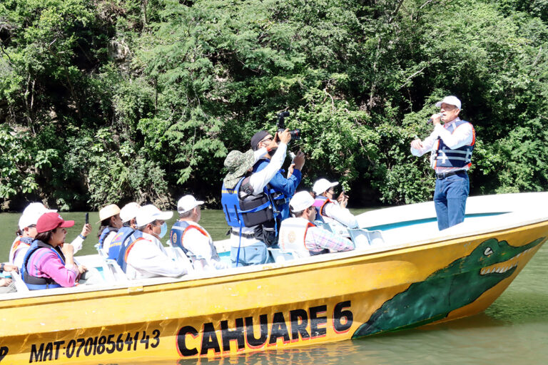 Supervisa Rutilio Escandón trabajos de limpieza en el Cañón del Sumidero