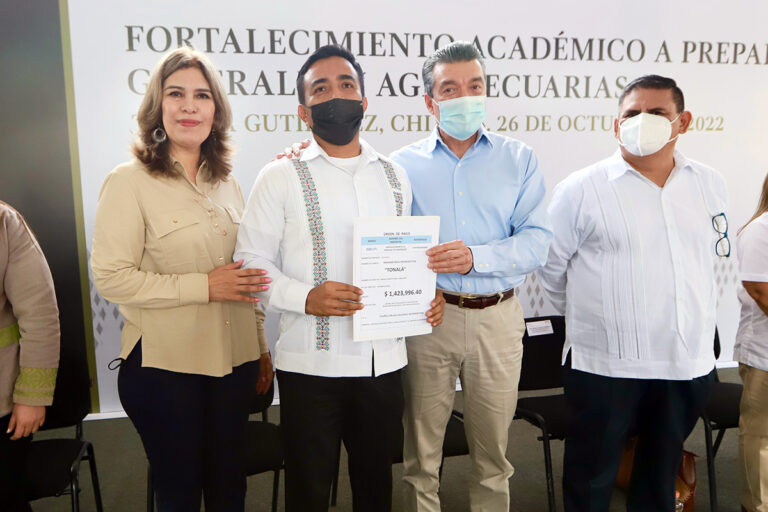 Rutilio Escandón entrega 50 mdp para el fortalecimiento de preparatorias generales y agropecuarias