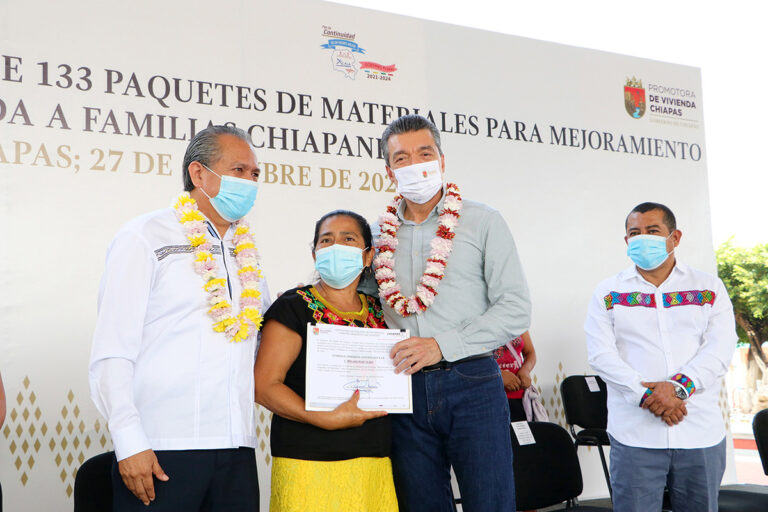 En Acala, Rutilio Escandón entrega 133 apoyos para el mejoramiento de viviendas