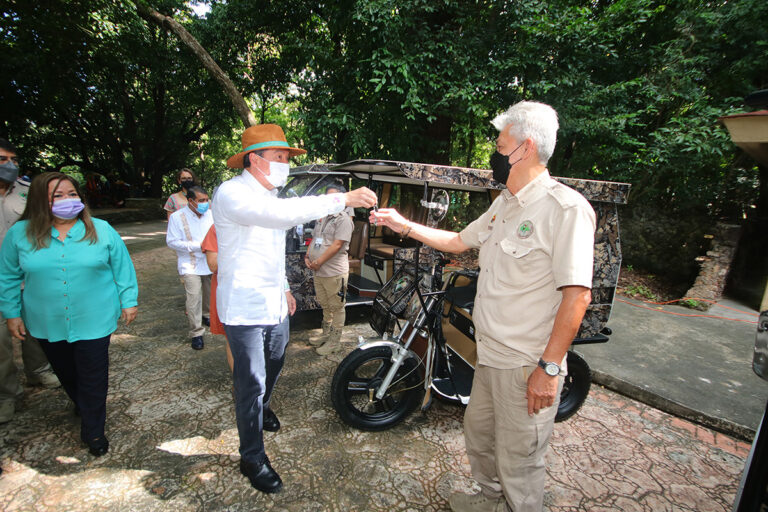 Entrega Rutilio Escandón equipo veterinario, vehículos y uniformes al personal del ZooMAT