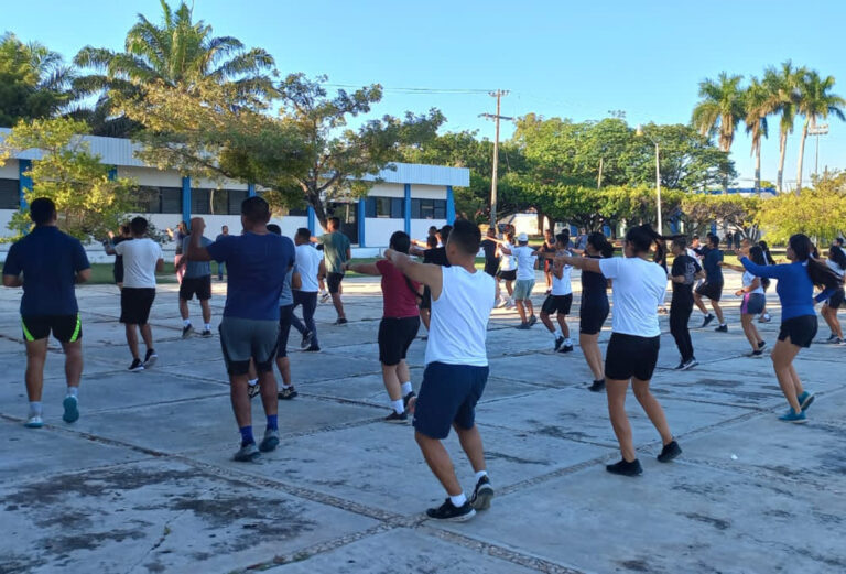 Realiza Sedena clase de acondicionamiento físico