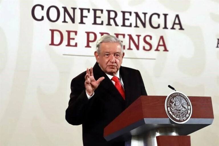 Celebra AMLO la llegada de Lenia Batres a la SCJN