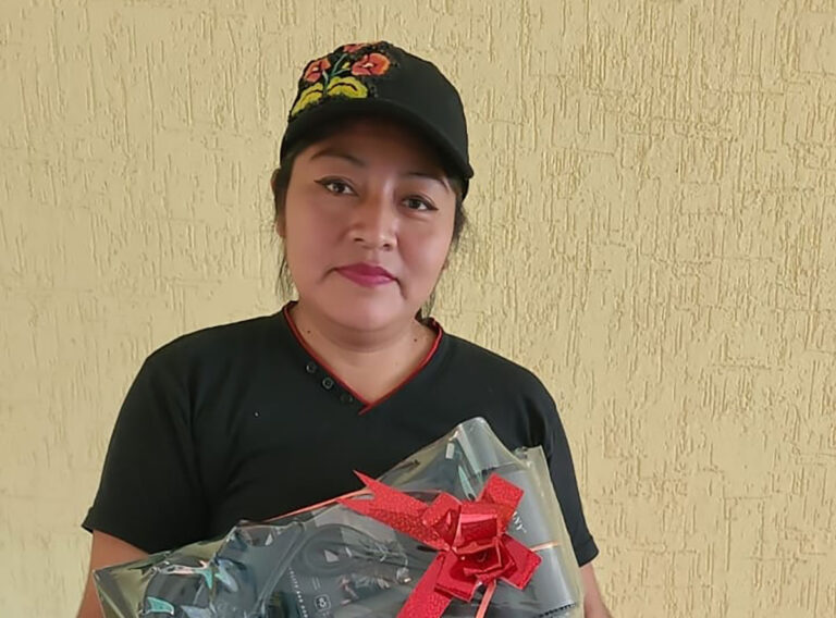 Entrega CEPSVyPC equipo para alaciado de cabello a redes MUCPAZ en colonias de Tuxtla y municipios