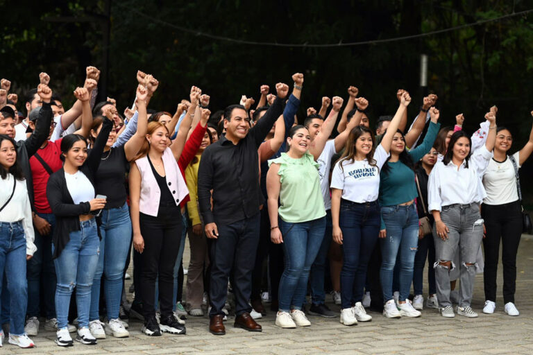 Eduardo Ramírez sostiene encuentro con jóvenes