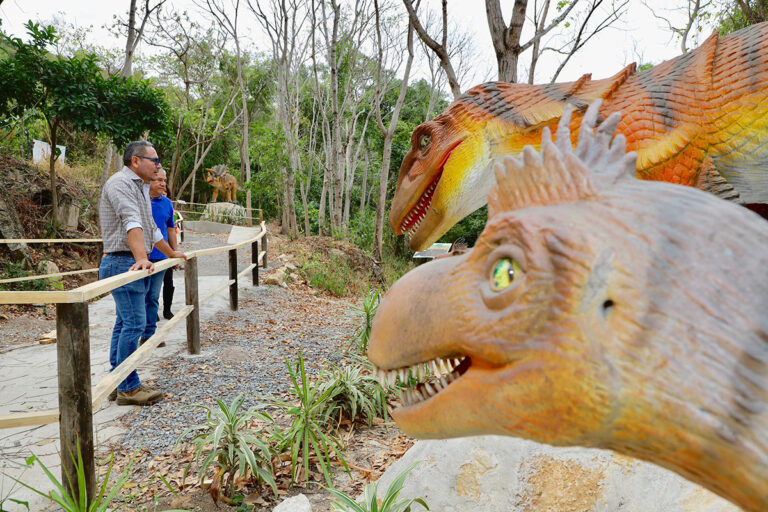Helmer Ferras Coutiño supervisa mejoras en Sbeel Dinosaurios