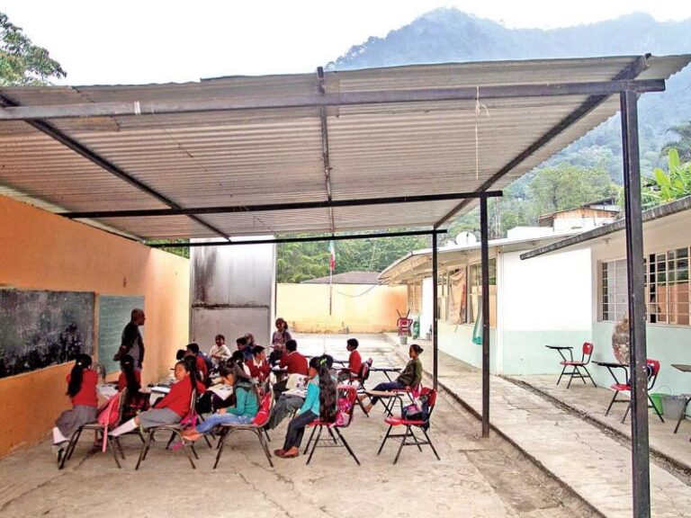 Maestros, rebasados por cursos en línea; reportan no contar con condiciones adecuadas