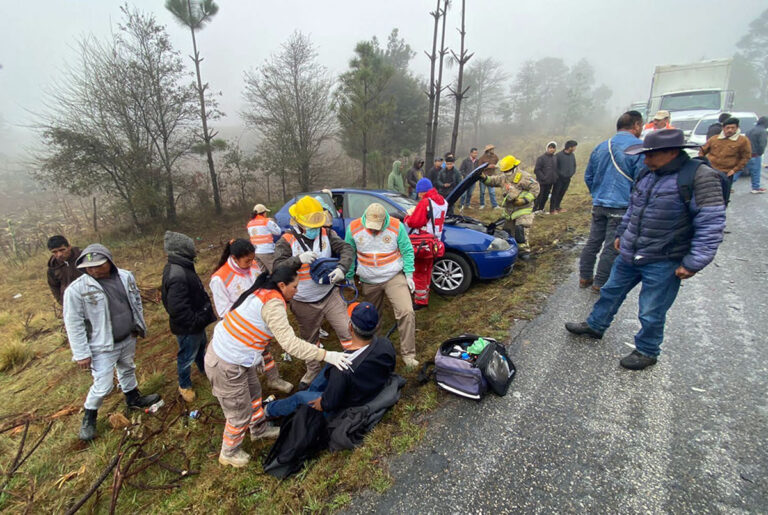 Se brinda auxilio a la población ante accidente en el tramo carretero San Cristóbal de Las Casas – Ocosingo
