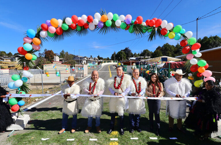 Rutilio Escandón inaugura camino del ejido Arcotete al entronque San Cristóbal-Tenejapa