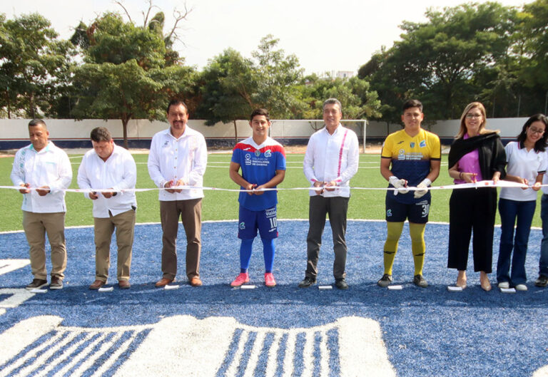 Rutilio Escandón inaugura cancha de futbol en el Cobach 13 de Tuxtla Gutiérrez