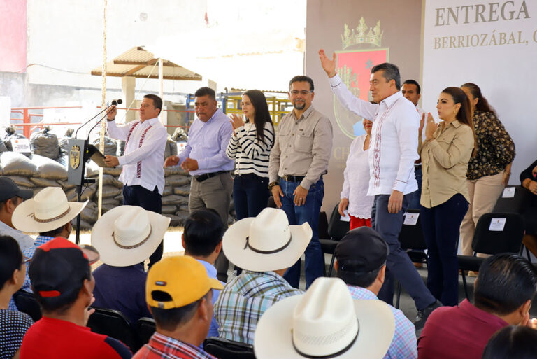 Rutilio Escandón entrega bolsas de silo de maíz a productores pecuarios de Berriozábal