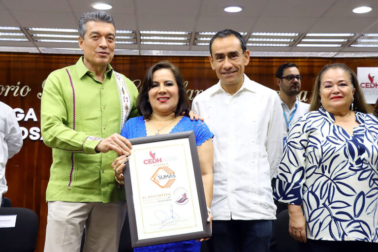 Entrega Rutilio Escandón distintivo Empresa Respetuosa de los Derechos Humanos