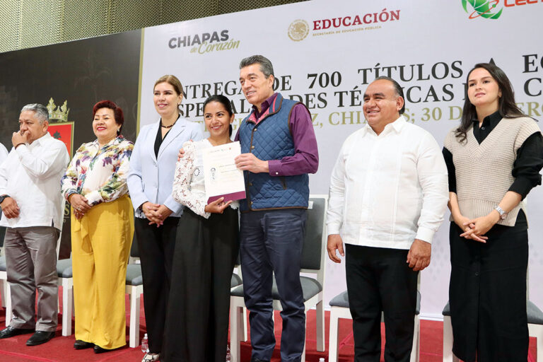 Rutilio Escandón entrega 700 títulos a egresados de especialidades técnicas del Cecyte Chiapas