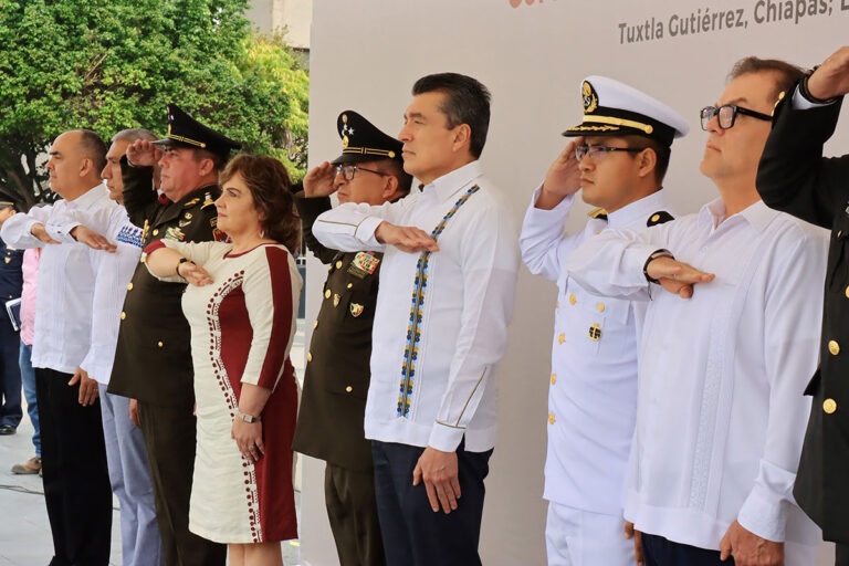 Encabeza Rutilio Escandón ceremonia de Honores a la Bandera, en la plaza central de Tuxtla Gutiérrez