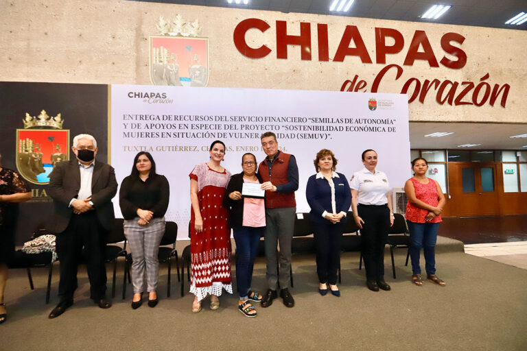 Rutilio Escandón arranca 2024 con entrega de apoyos para impulsar independencia económica de las mujeres