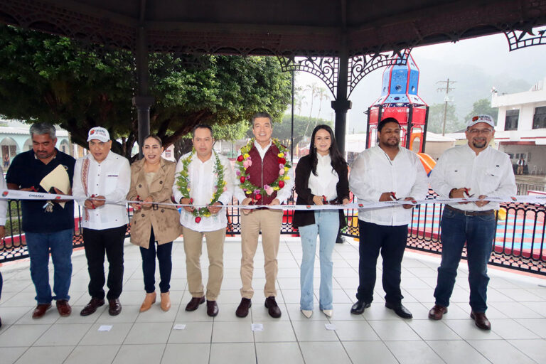Inaugura Rutilio Escandón rehabilitación del Parque Público Municipal, en Ostuacán