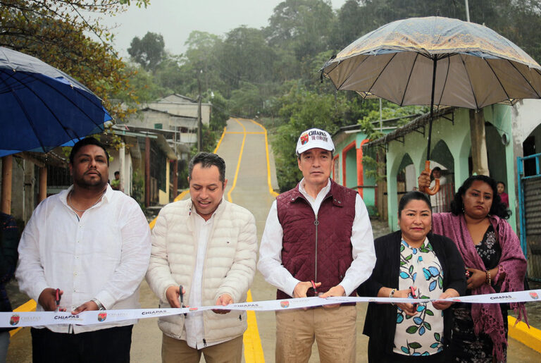 Con pavimentación de calle, Rutilio Escandón atiende añeja demanda del ejido Nuevo Xochimilco, en Ostuacán