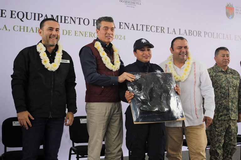 Entrega Rutilio Escandón patrullas, motopatrullas y equipamiento a la Policía Municipal de Ocozocoautla