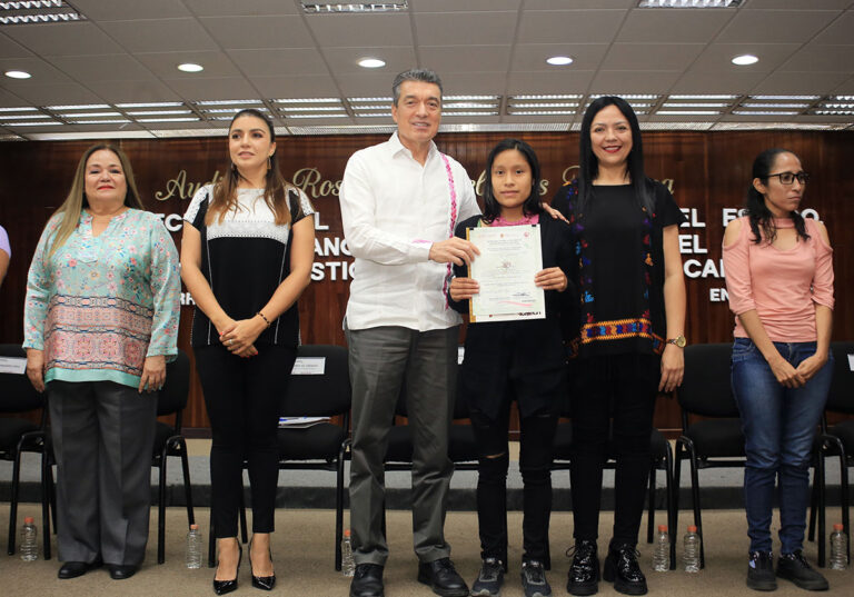 Entrega Rutilio Escandón constancias de capacitación del curso ‘Cultivo y Gestión de la Calidad del Café’