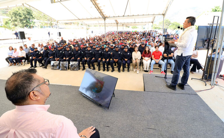 En Villaflores, Rutilio Escandón entrega patrullas, motopatrullas y equipamiento a la Policía Municipal