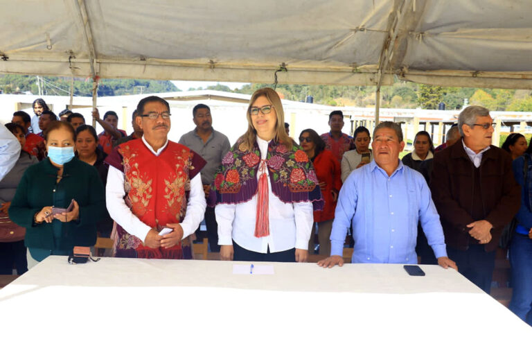Asiste la secretaria de Educación a honores a la bandera en escuela de Zinacantán