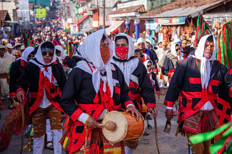 Indígenas concluyen su carnaval inspirado en la cosmovisión maya