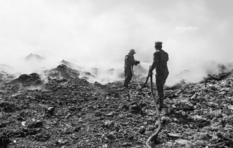 Continúa atención a incendio de basurero municipal de Tapachula