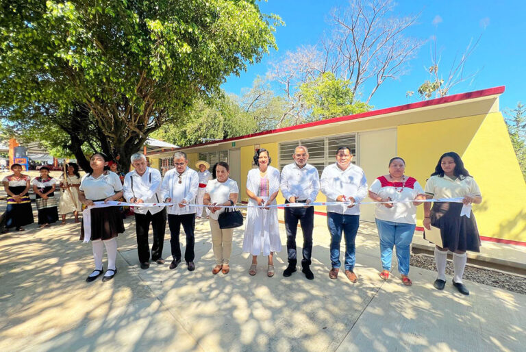 Entrega titular de Inifech infraestructura educativa en Palenque