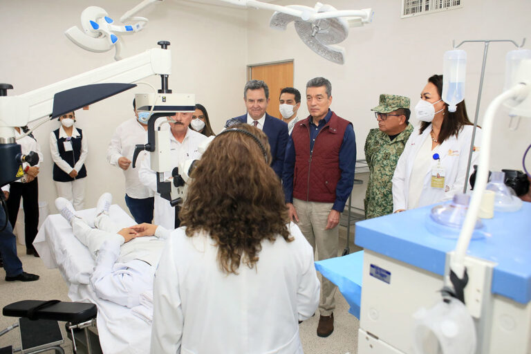 Rutilio Escandón entrega equipo médico para fortalecer acciones contra enfermedades visuales y respiratorias