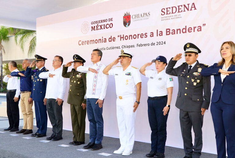 Rutilio Escandón encabeza Honores a la Bandera, en el Parque Central de Tuxtla