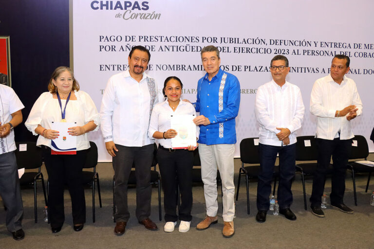 Rutilio Escandón entrega pago de prestaciones y medallas por antigüedad a personal del Cobach