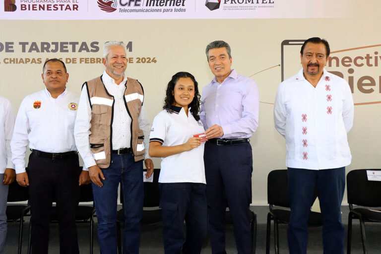 Entrega Rutilio Escandón tarjetas SIM del programa Conectividad para el Bienestar a estudiantes de Chiapas