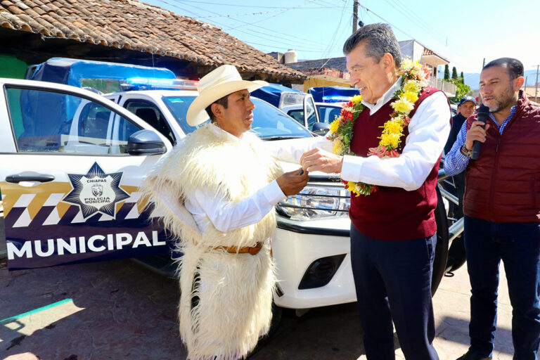 Entrega Rutilio Escandón vehículos y equipamiento a policías municipales de la Región De Los Bosques