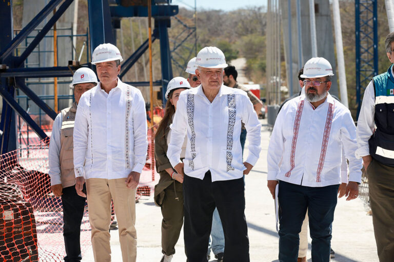Rutilio Escandón acompaña a AMLO en sobrevuelo y supervisión de puentes La Concordia y Rizo de Oro