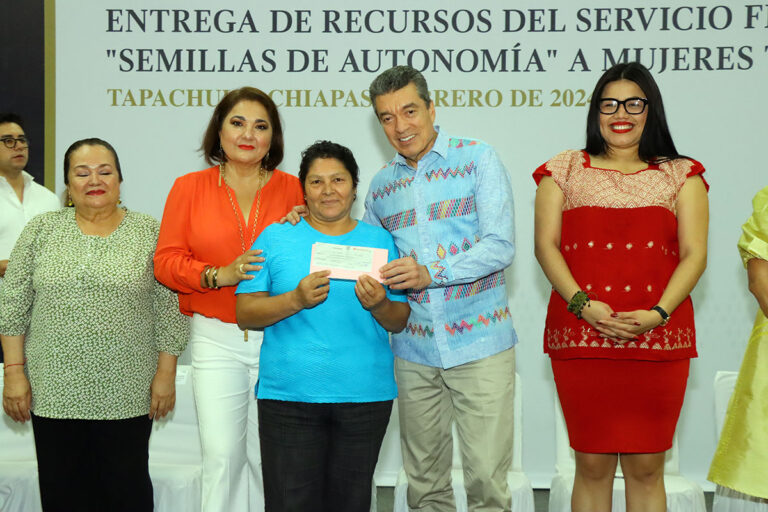 Beneficia Rutilio Escandón a mujeres con microcréditos ‘Semillas de Autonomía’