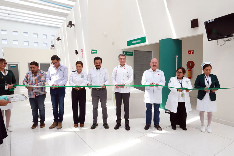 Rutilio Escandón y Zoé Robledo visitan la Unidad Médica de Atención Ambulatoria de TGZ