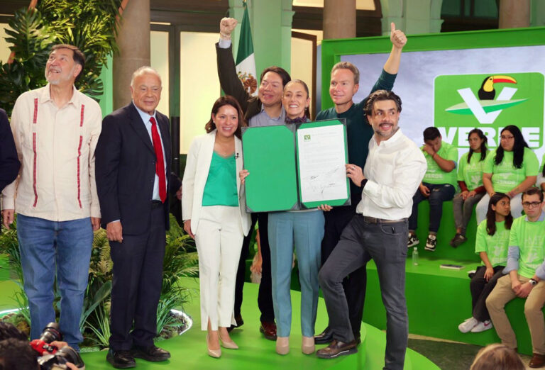 Claudia Sheinbaum recibe constancia como candidata del PVEM a la Presidencia de México