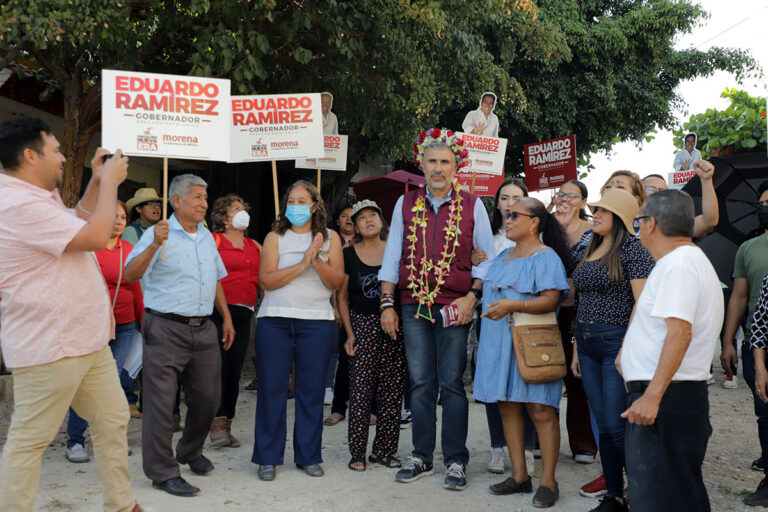 Ángel Torres acerca mensaje de Morena en apoyo a Eduardo Ramírez, en la colonia San Pedro Progresivo