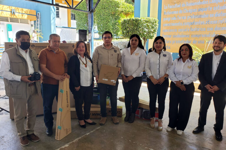 Dotan de equipos tecnológicos a la Facultad de Humanidades Campus VI de la UNACH