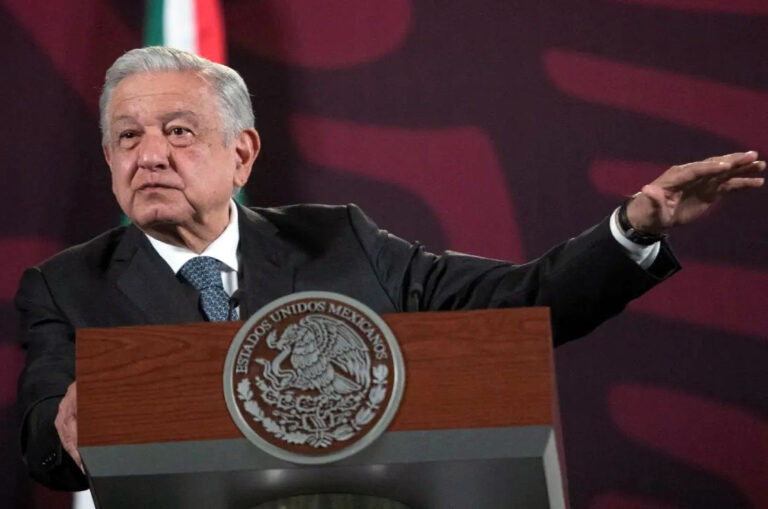Supervisa AMLO los avances de las obras en el sector salud