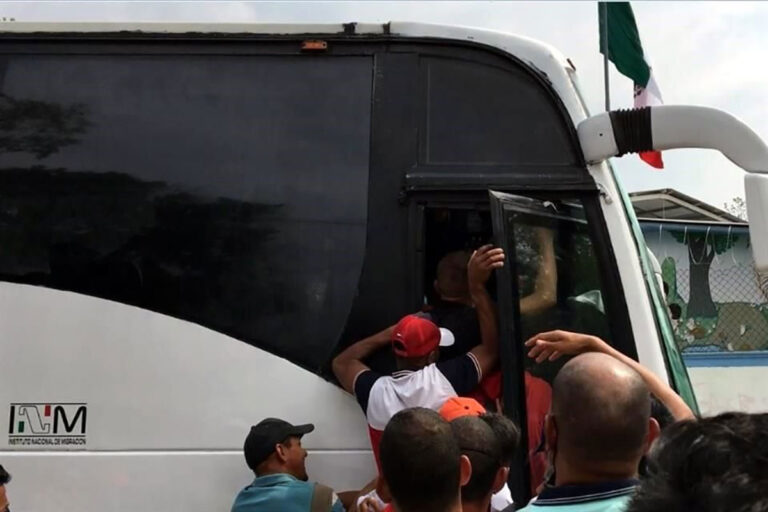 Denuncian red de corrupción en el INM