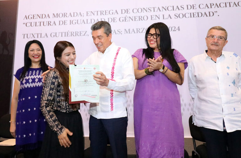 Entregan constancias de capacitación en igualdad de género a más de mil 200 personas