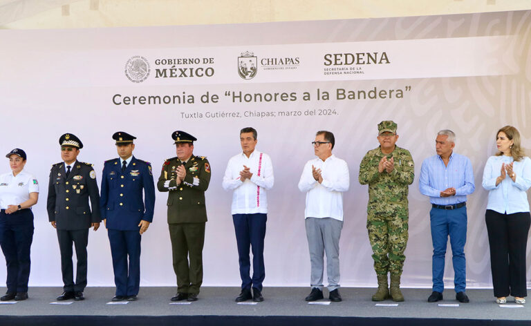 Se promueven los valores y principios cívicos al honrar los símbolos patrios