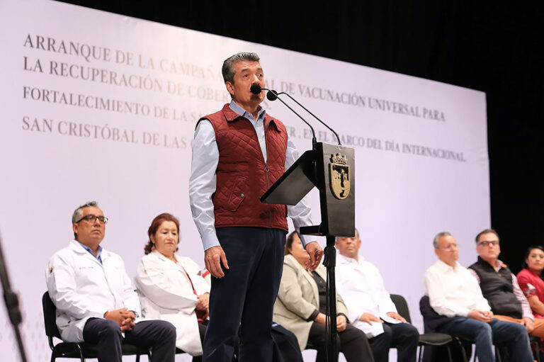 Arranca estrategia de vacunación universal