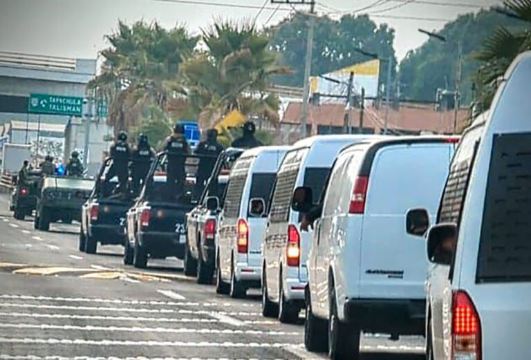 Fuerzas federales y estatales trasladan a 70 personas privadas de la libertad a diversos centros penitenciarios del país