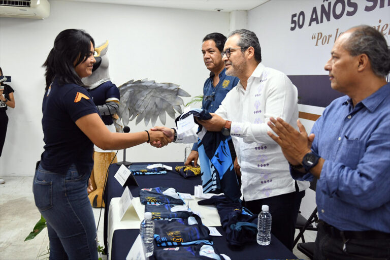 Entregan uniformes a estudiantes de la UNACH que participarán en la etapa estatal de la Universiada