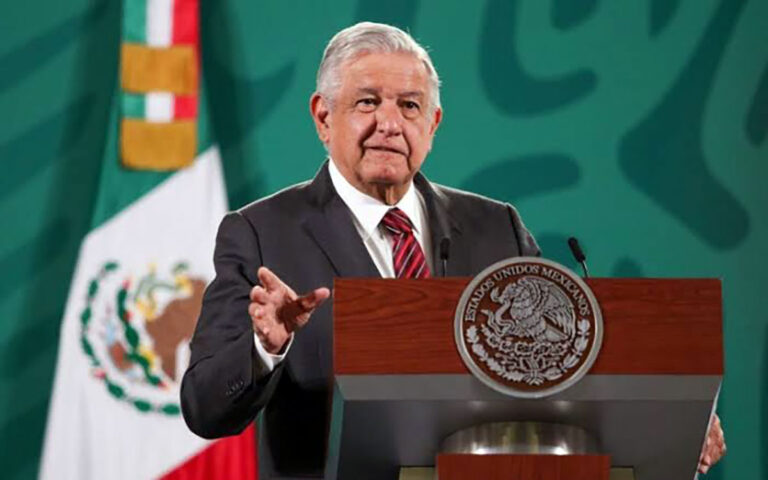 Asegura AMLO que voto de migrantes no favorece a ‘los machuchones’