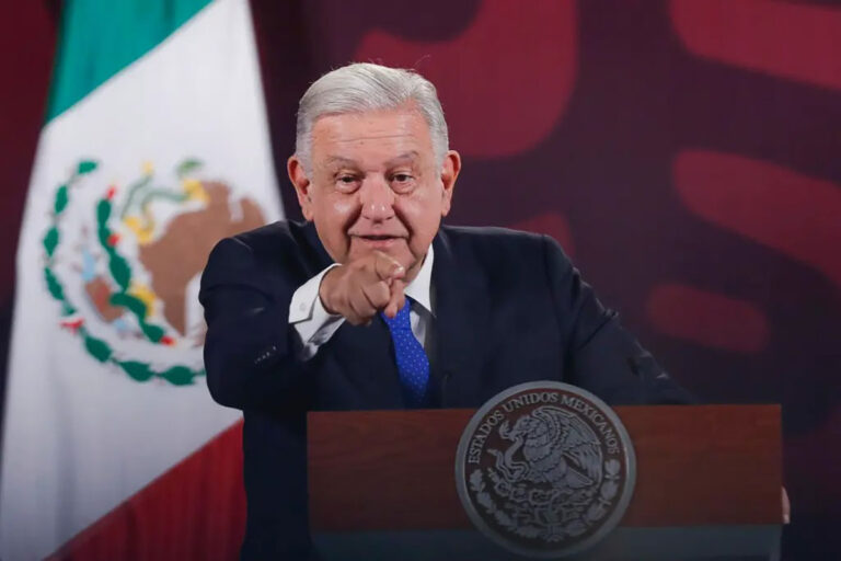 Denuncia AMLO que el bloque conservador busca silenciarlo
