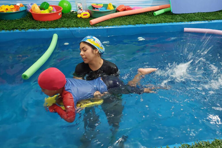 Azul, albercas y natación para todos